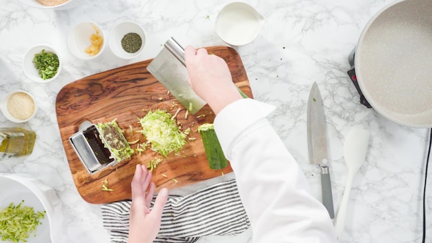 Kucharz przygotowujący potrawę