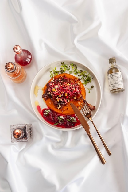 Kolacja przy świecach z pysznym daniem